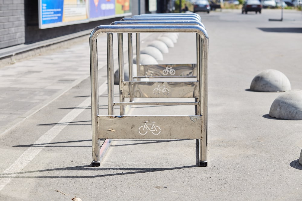 Barres de fixation pour abri de vélo