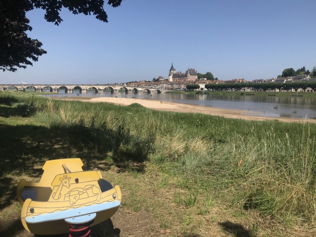 vue sur Gien depuis la Loire à vélo