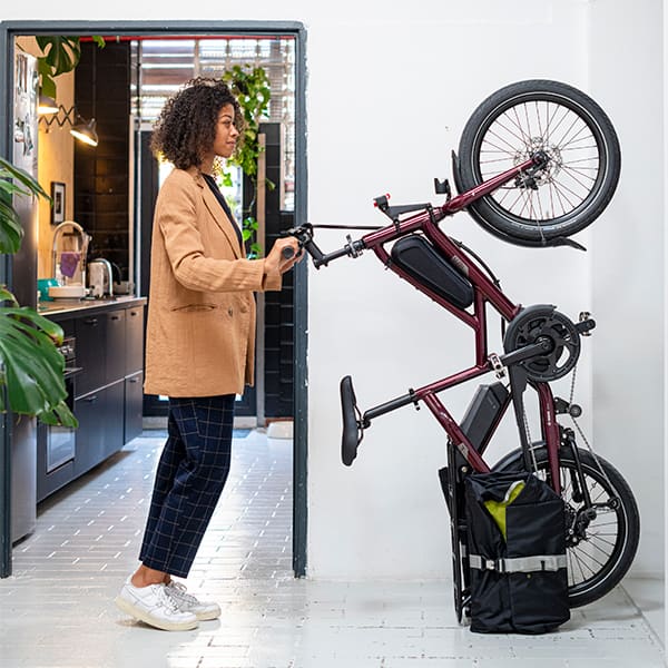 Femme gare son vélo dans son appartement