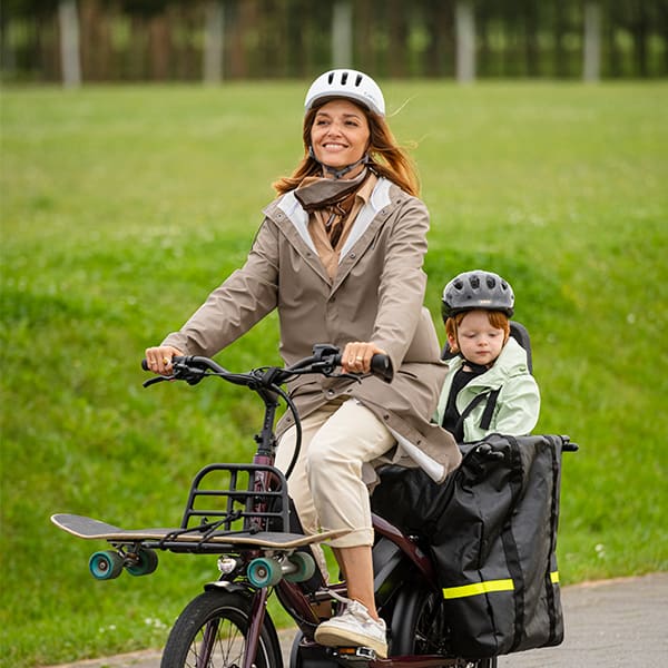 femme circulant avec un vélo longtail Tern à la campagne