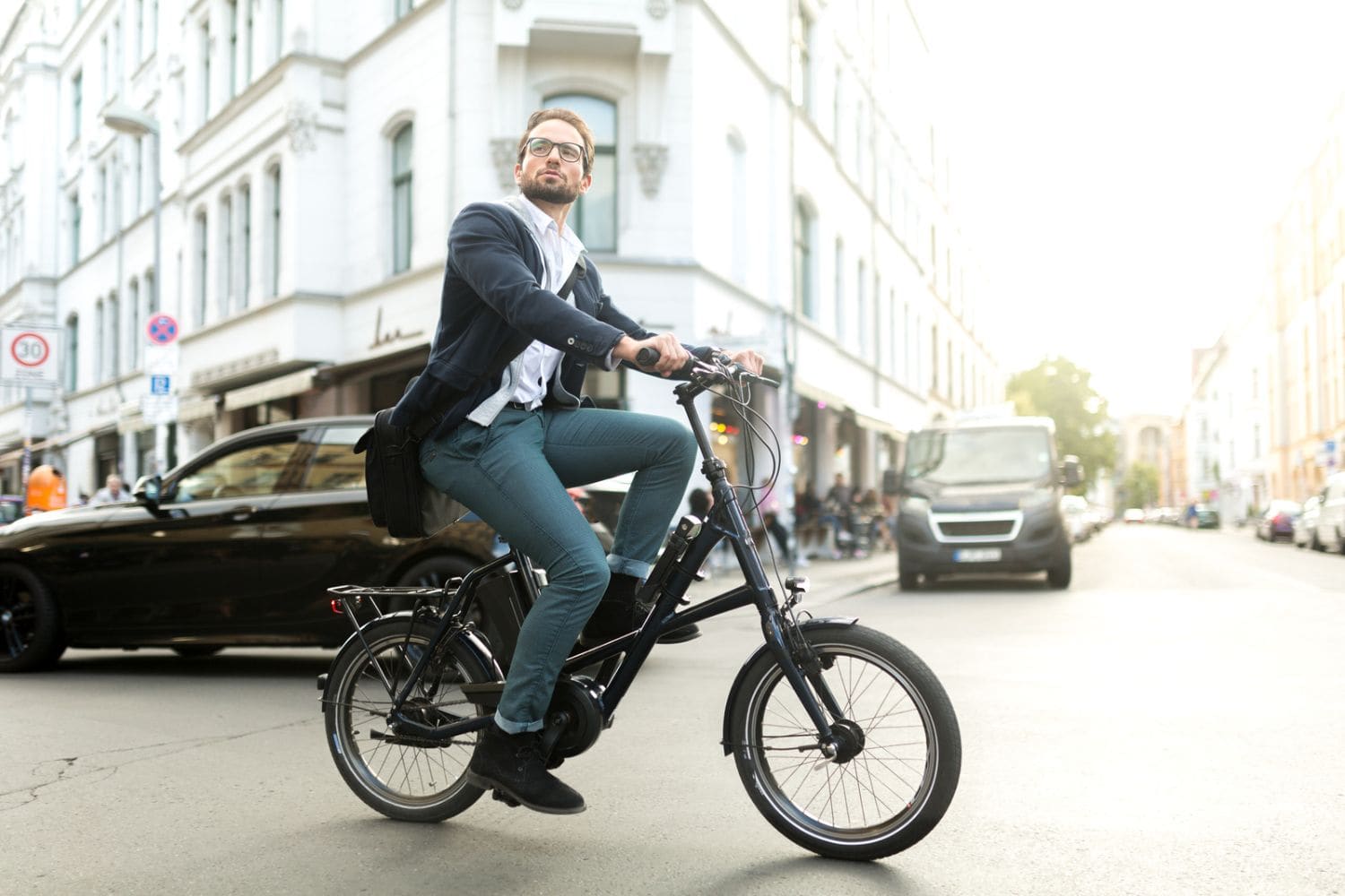 homme sur un petit vélo électrique en ville