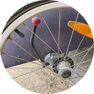 frein à main sur la roue d'une charrette à vélo